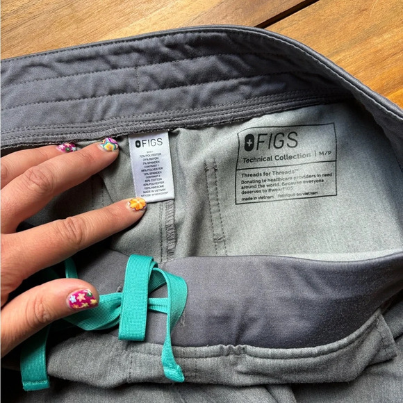 Figs women’s scrub pants size medium petite grey with green tie - Picture 2 of 7